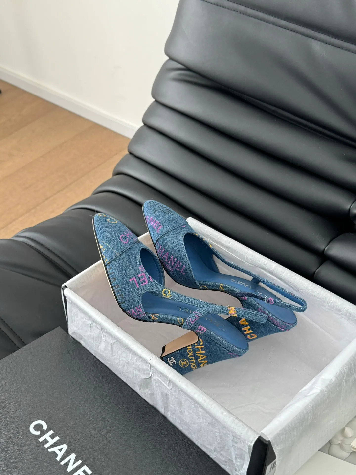 👟👟Ex-factory price 500👟👟 Purchasing-grade Chanel classic slingback sandals. We have been making this model for the past few years. This year we will re-purchase the version and make a detailed copy again. I found that the upper lines and body comfort of the new version have been slightly adjusted! The brand won't say anything because the overall appearance difference is not big and it doesn't affect wearing. All colors now produced are produced according to the latest styles! What you buy is the latest classic model from the counter, made of imported mixed sheepskin surface material, imported mixed sheepskin, and Italian imported cowhide leather soles! High heels 6.5cm Size:35-39 Other sizes can be customized